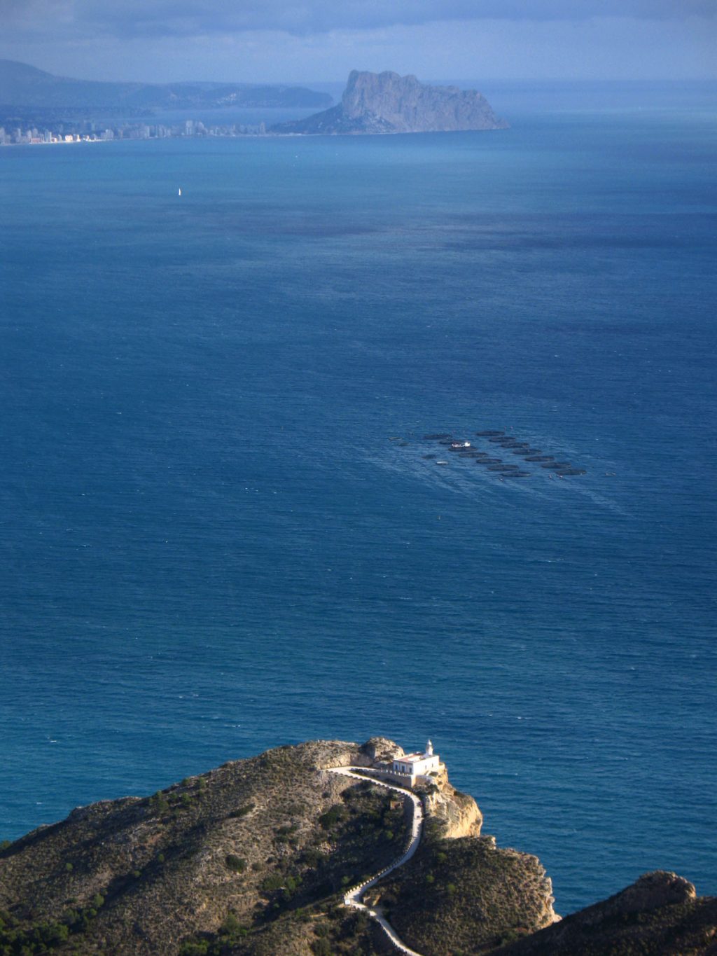 Faro de El Albir y peñon de Ifach al fondo