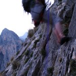 Rapelando con la Sierra del Mascarat al fondo