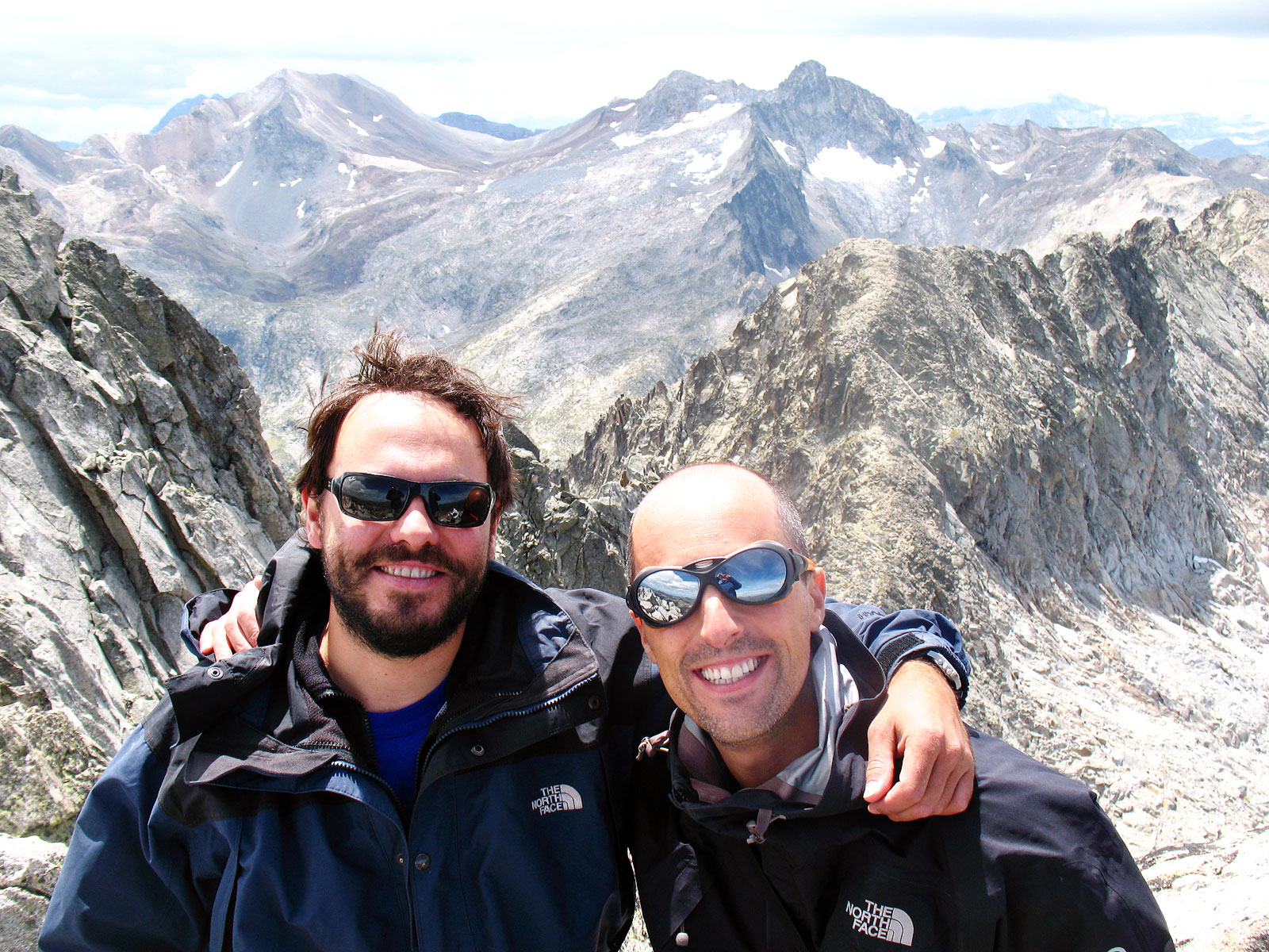 Jorge y yo alegres en la cumbre tras la escalada