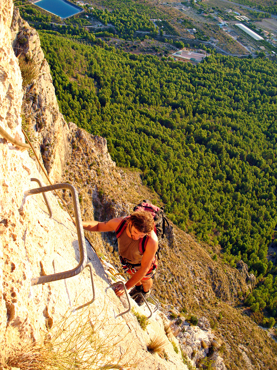 Escalando la ferrata del Ponoch Escalando la ferrata del Ponoch