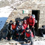 El equipo completo en la entrada del refugio. De izquierda a derecha: Lidón, yo, Manu, Sento, Santi y Poli