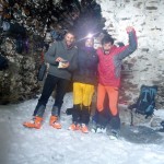 Felices en el refugio del Peñon Colorao. Aunque está lleno de nieve