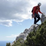 Sento en el filo de la cresta con el Mediterráneo detrás