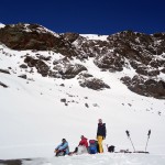 Descansando junto al refugio antes de cargar de nuevo con todo y bajar