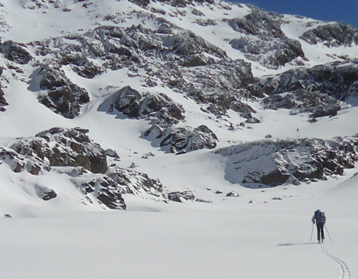 Esquí de montaña en Sierra Nevada. Ascendiendo por el valle de Lanjarón