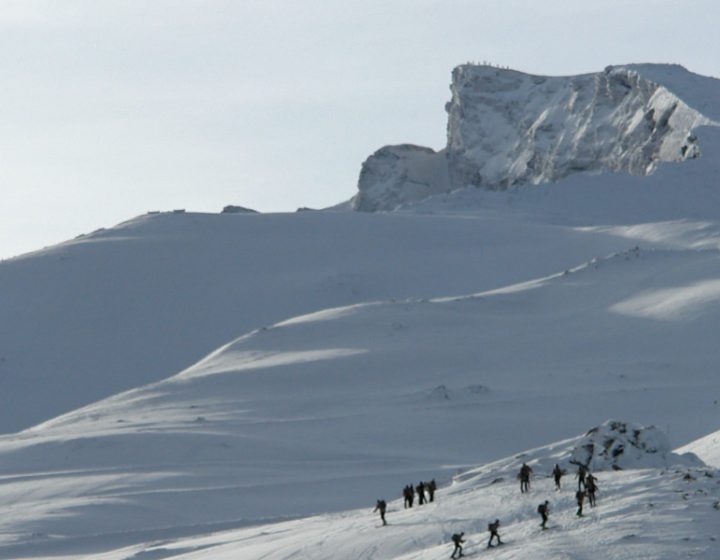 Un grupo de militares subiendo al Veleta con esquí de travesía