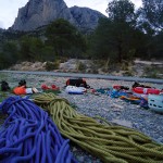 Preparando el material antes de la escalada