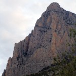 Puig Camapana con la imponente silueta del espolón Aristóteles y la cresta Pepsi