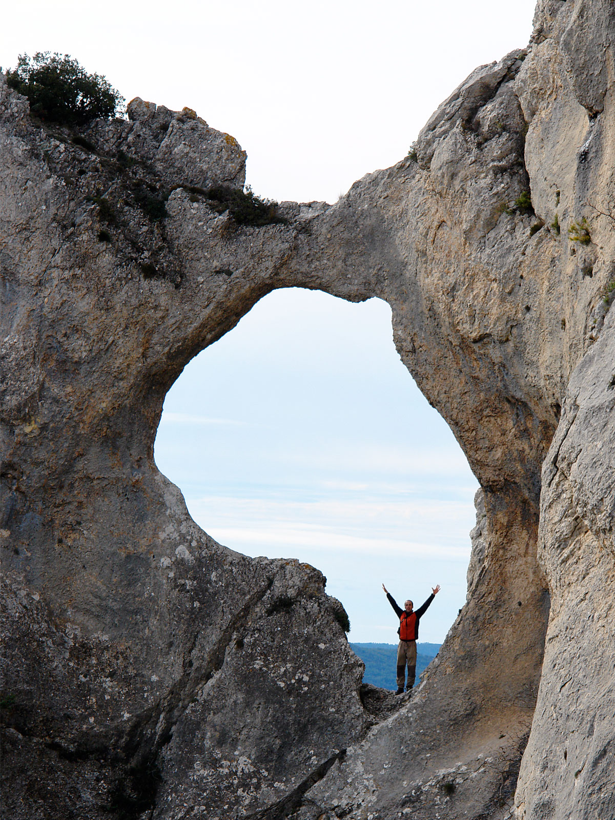 Peña horadada de África en la sierra Serrella (Alicante)