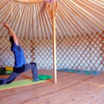 Un poco de yoga para estirar en la yurta de Carles después de la prueba