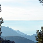 Una puntita de Bernia asoma detrás de la Sierra de Ferrer