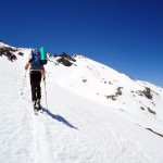 Buitre en primer plano y Poli detrás ascendiendo a Elorrieta (3.187 m)