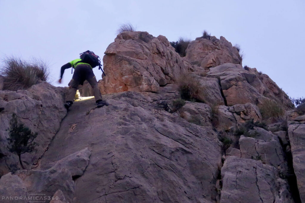 Recorriendo la cresta con la luz del frontal