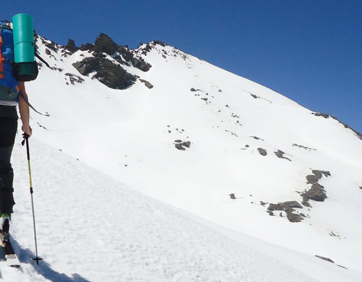 Esquí de montaña en Sierra Nevada. Subiendo al pico Elorrieta
