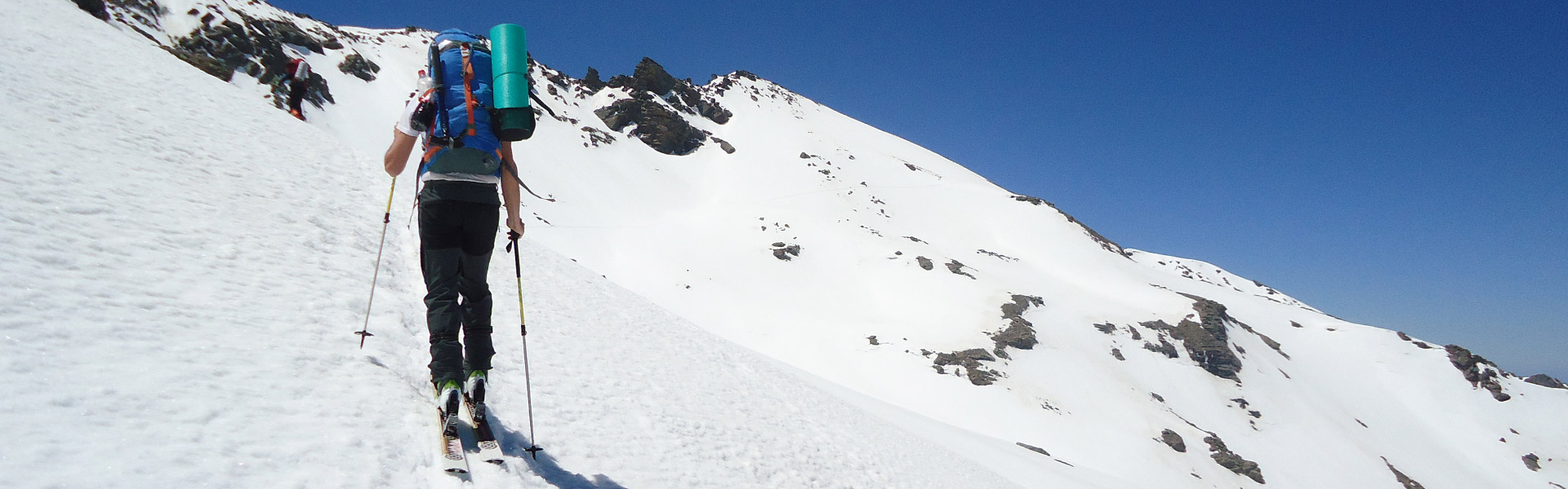 Esquí de montaña en Sierra Nevada. Subiendo al pico Elorrieta