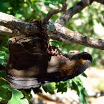 Esta bota estaba colgada de un árbol algo antes de la pared de Santillana y por su aspecto debía llevar allí tiempo