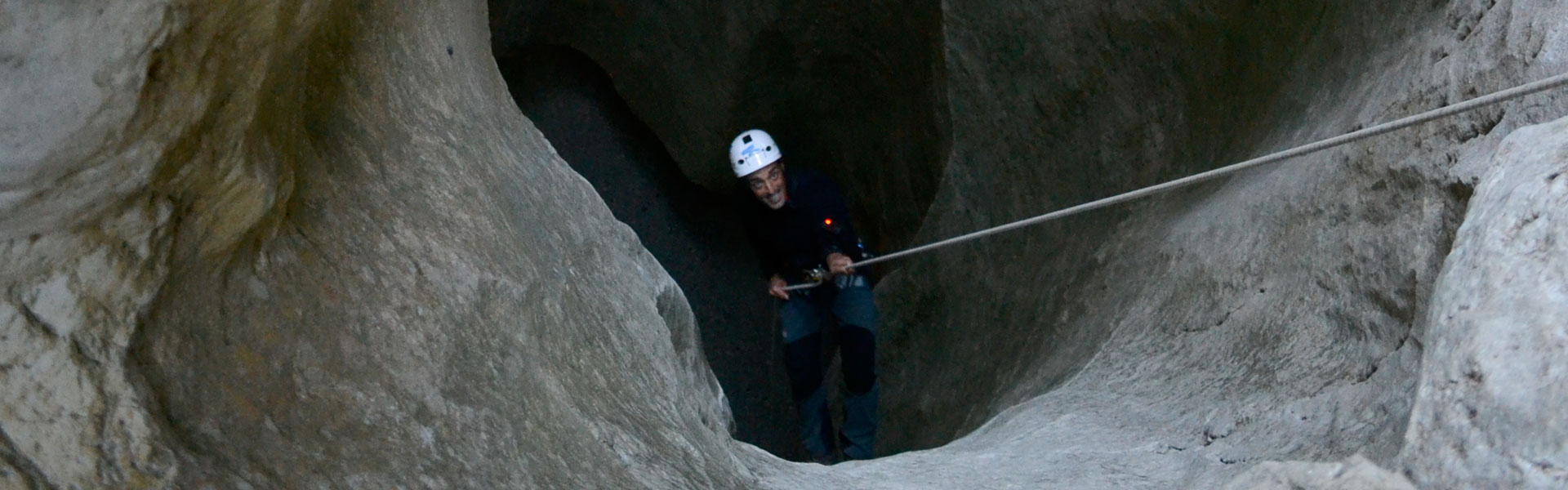 Espectacular precipitación del barranco que termina en una poza cueva