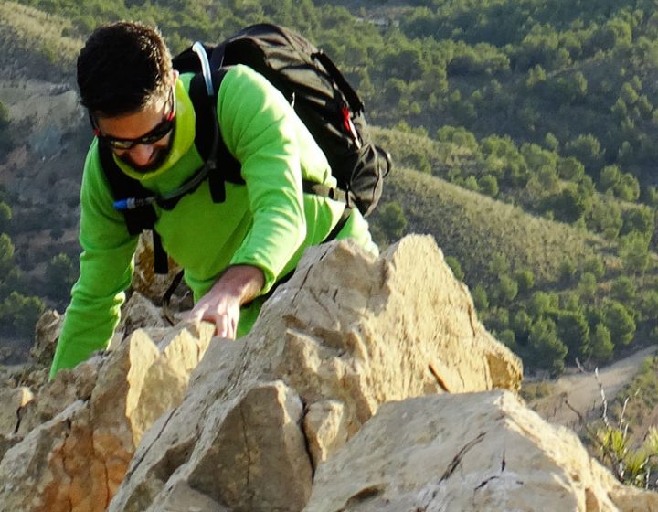 Lidón escalando la cresta este del Maigmó