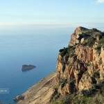 Isla Mitjana y acantilados de la Sierra Helada