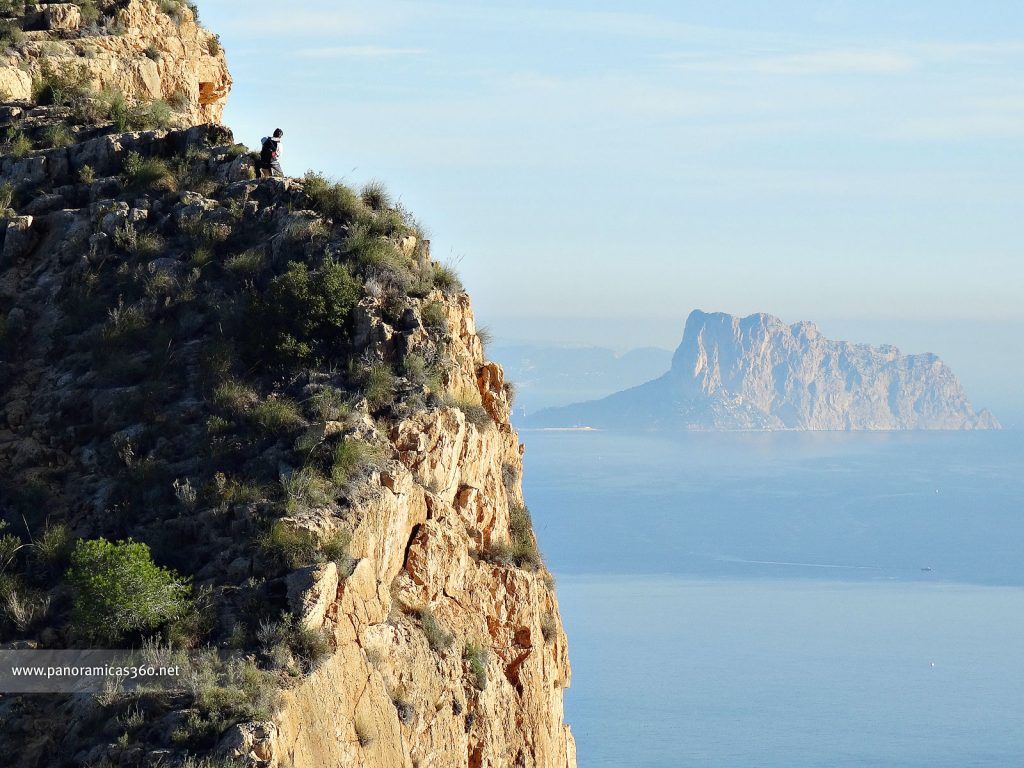 Rafa fotografía el Peñon de Ifach en un espectacular acantilado de la Sierra Helada