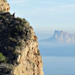 Rafa fotografía el Peñon de Ifach en un espectacular acantilado de la Sierra Helada