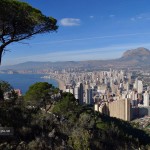 Benidorm en primer plano. Detrás el Cabeçó d´Or y el Puig Campana