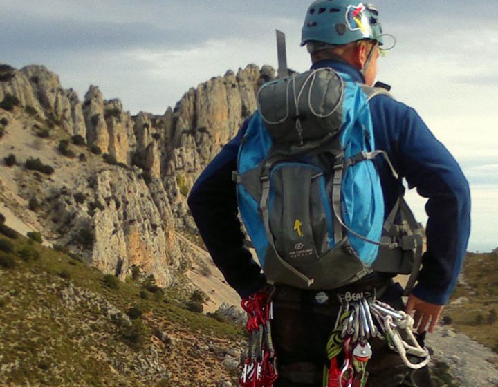 Juan y Rubén observan la Sierra Serrella desde la cresta dels Bardals