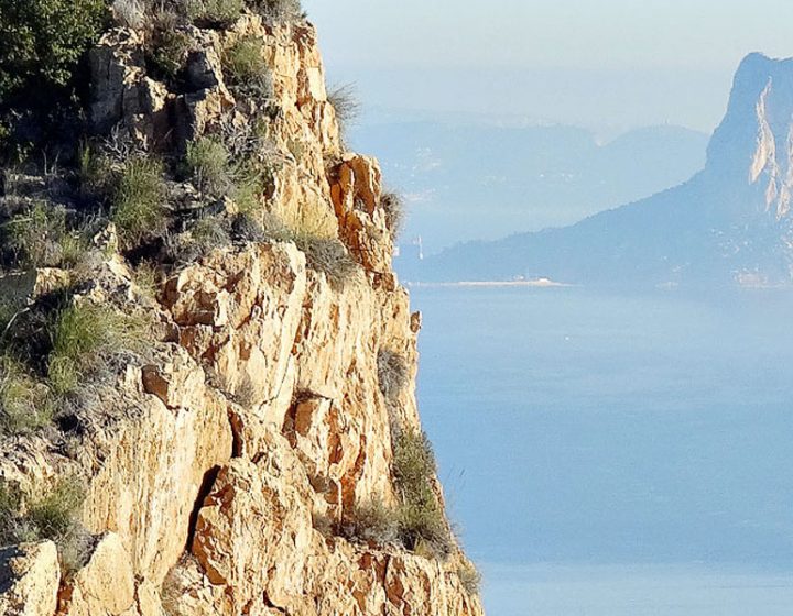 Acantilado en la Sierra Helada. Detrás el Peñón de Ifach