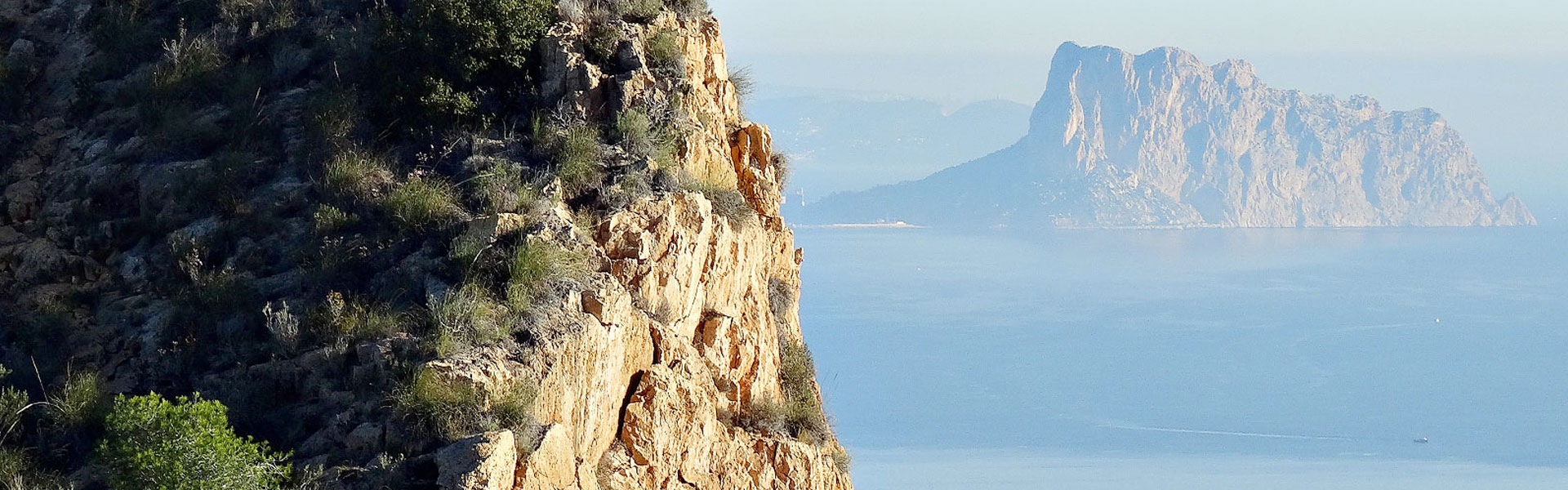 Acantilado en la Sierra Helada. Detrás el Peñón de Ifach