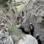 Alumnos progresando por el barranco