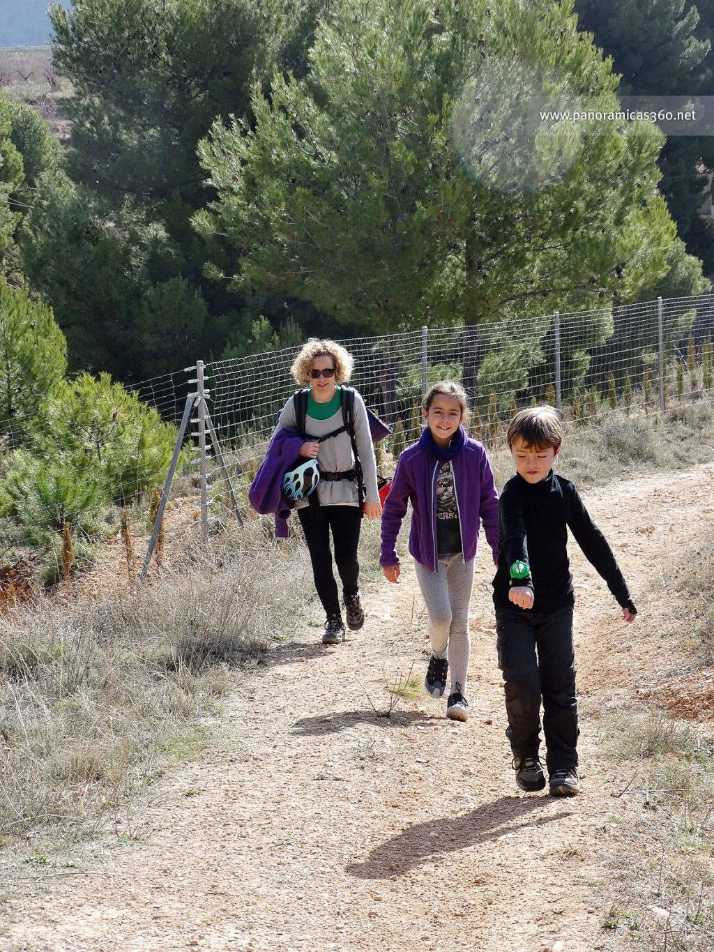 Cris, Berta y Pau en el sendero que conduce al barranco