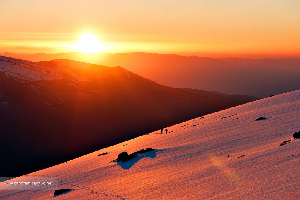 Con el sol poniendose llegan los últimos montañeros al refugio