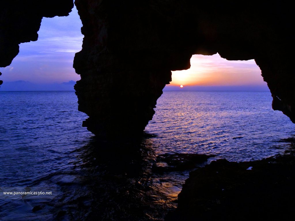 Amanecer en el Mediterráneo desde la Cova dels Arcs Amanecer en el Mediterráneo desde la Cova dels Arcs