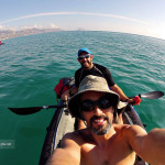 Selfie junto a Luís. Xavi en el kayak de atrás. Se pueden ver el Peñon de Ifach y la sierra de Bernia