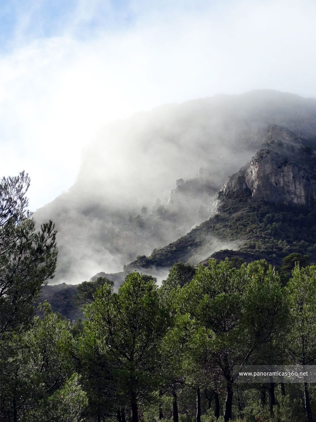 Mágnifo aspecto de la Sierra del Cid con las nubes evaporándose