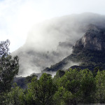 Mágnifo aspecto de la Sierra del Cid con las nubes evaporándose