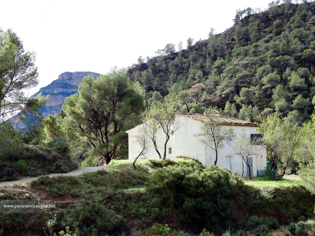 Masia bien conservada por la que pasa la ruta