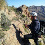 Carlos montando uno de los rápeles de bajada