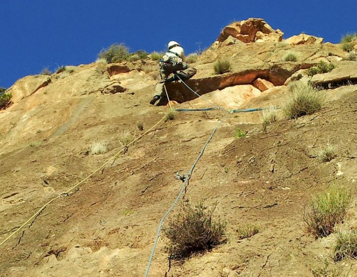 Marcos superando el techito del primer largo de la vía Yayo climbing