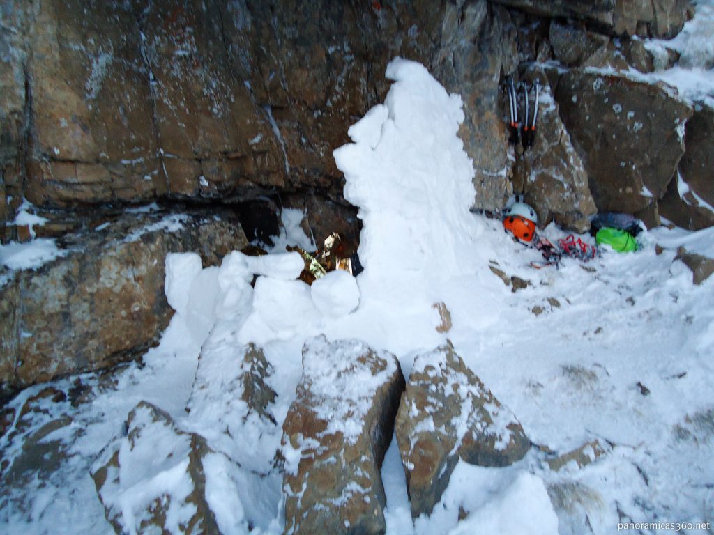 Por la mañana algunos ladrillos de nieve habían caído