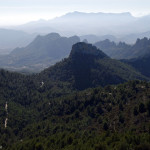 La cresta dels Castellets en primer plano, el Cabeçó d´Or y el Maigmó detrás