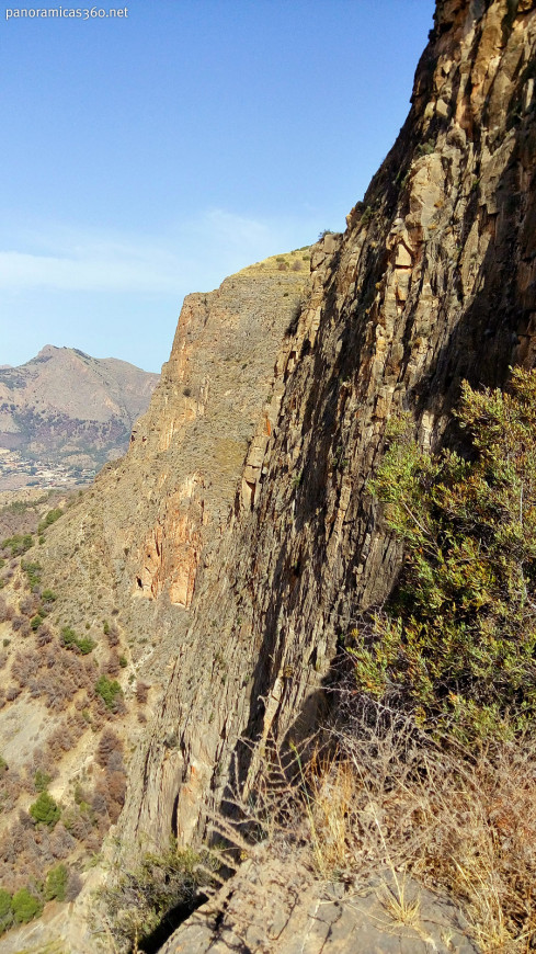 Vistas de la Pared Negra de Orihuela desde el primer rapel de bajada Vistas de la Pared Negra de Orihuela desde el primer rapel de bajada