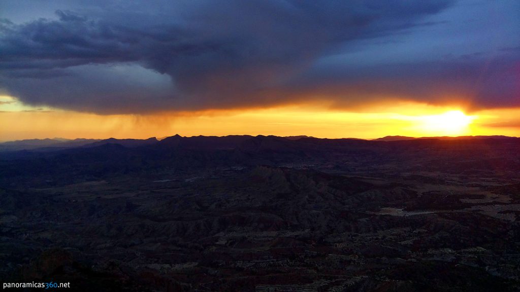 El sol se pone por debajo de las nubes