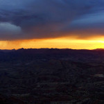 El sol se pone por debajo de las nubes