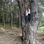 Los niños jugando junto a la Bassa d´Oles