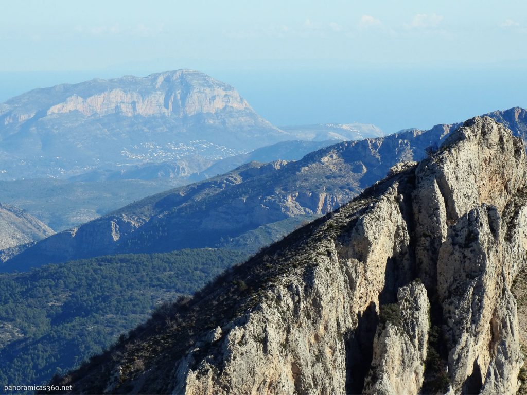 Montgó e Ibiza detrás