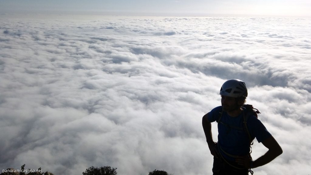 Óscar observa el mar de nubles durante la bajada del Espolón Central