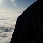 Silueta del Puig Campana y mar de nubes