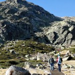 Pasarelas de madera por donde discurre la ruta. El pico Hermana mayor al fondo