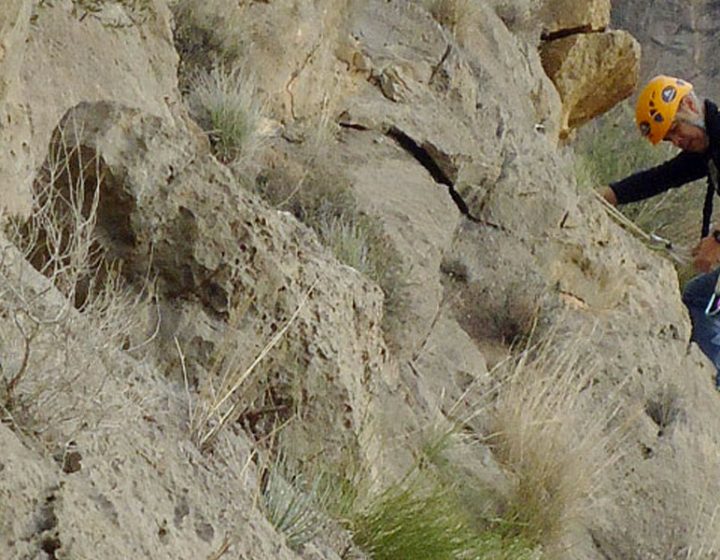 Juanan escalando la vía de al lado